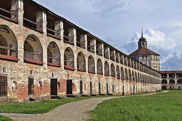 Binnenplaats en de muren van het oude klooster — Stockfoto