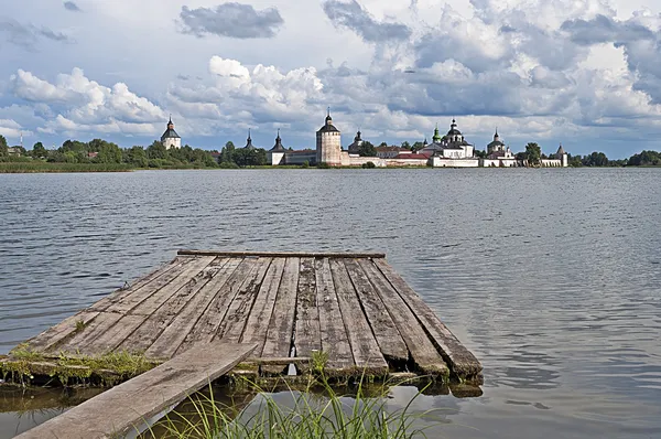 Staré ruské klášter na břehu jezera — Stock fotografie