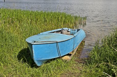 Göldeki eski tekne.