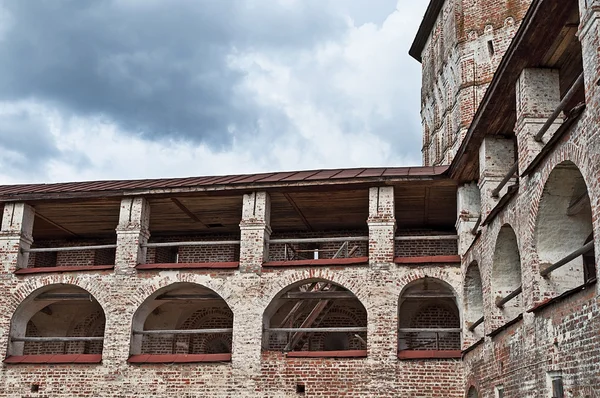 Bovenste lagen van oude klooster muur — Stockfoto