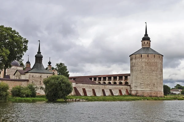 Mura e torri del monastero Kirillo-Belozersky — Foto Stock