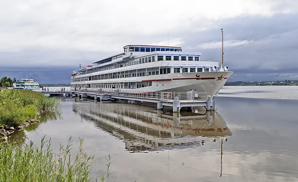 Touristenboot an der Seebrücke — Stockfoto