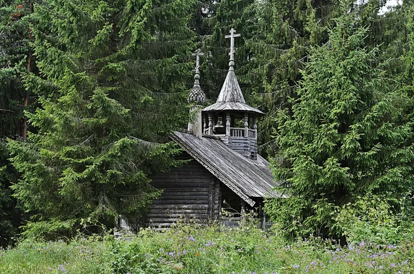 Gammalt trä kapell i skogen — Stockfoto