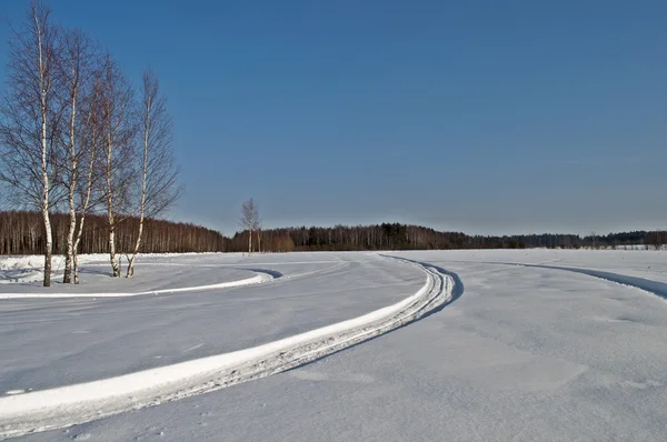 在冬天的旷野雪地车轨道 — 图库照片