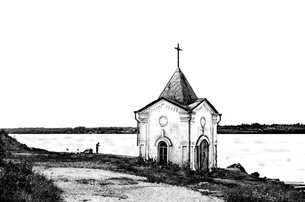 Stara kapliczka na brzegu rzeki w czerni i bieli — Zdjęcie stockowe