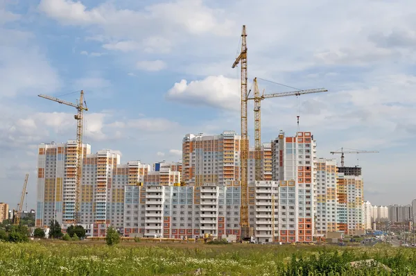 Construção de um grande edifício residencial — Fotografia de Stock