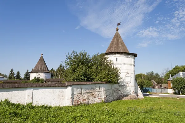 Ściany i narożna wieża dawnego klasztoru — Zdjęcie stockowe