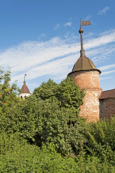 Oude muur met torens van oude klooster — Stockfoto