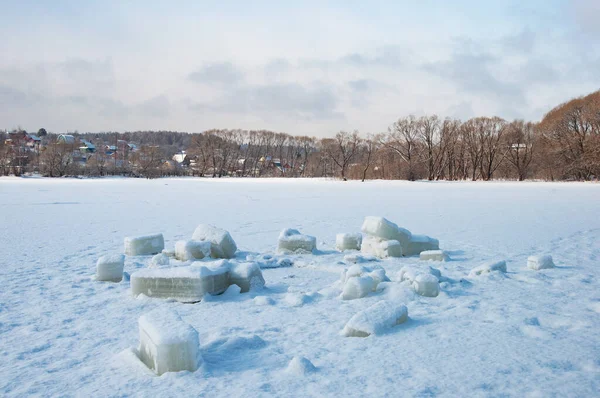 Paisagem Inverno País Lago Congelado Com Blocos Gelo — Fotografia de Stock