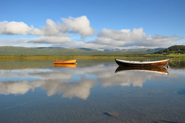 山の湖で木製ボート — ストック写真