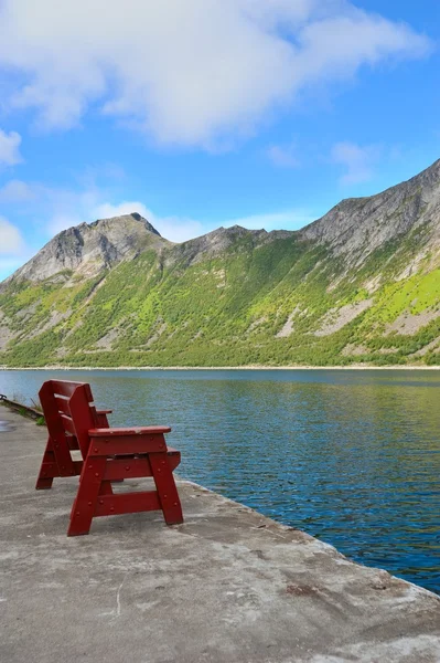 Holzbank gegen den norwegischen Fjord — Stockfoto