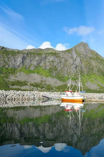 Malé rybářské lodi v přístavu fjord — Stock fotografie