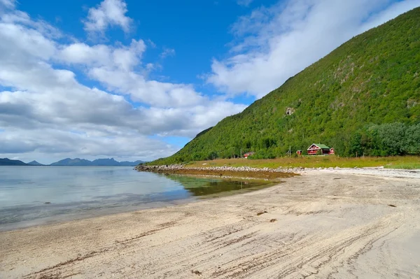 Песчаный пляж на севере Норвегии — стоковое фото