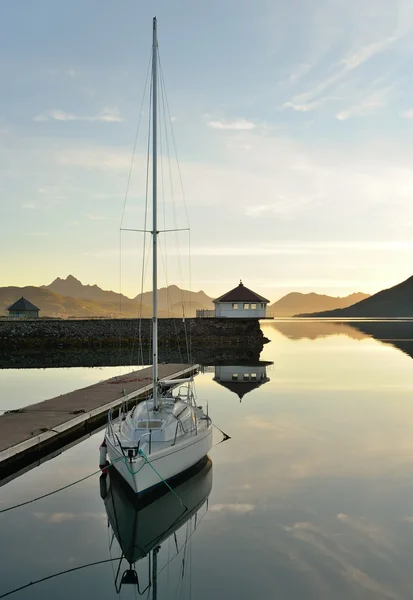 Zonsondergang over de fjord in kalm weer — Stockfoto