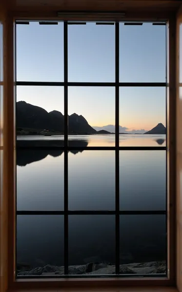 眺めの窓から日の出でフィヨルド ロイヤリティフリーのストック画像
