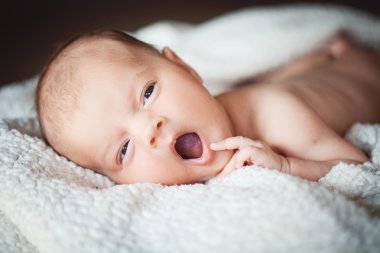 Yeni doğan bebek kız dinlenme