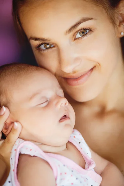 Mama gra z jej cute baby — Zdjęcie stockowe