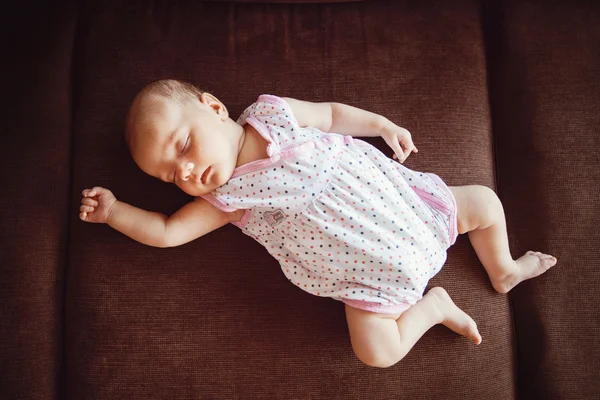 休息的初生女婴 — 图库照片