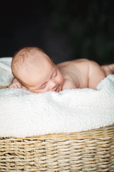 Dziewczyna noworodek odpoczynek — Zdjęcie stockowe