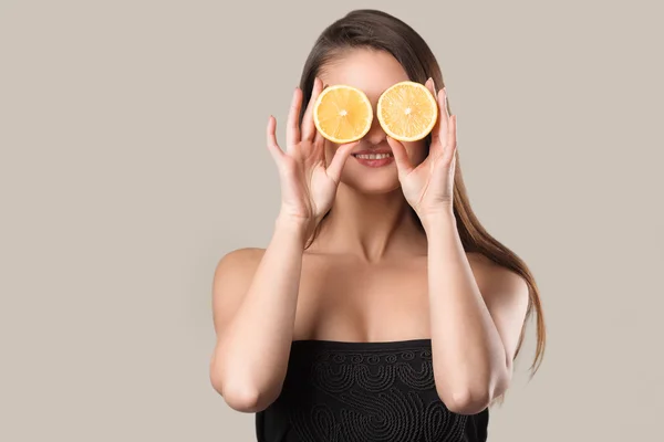 Nő citrommal fehér háttér — Stock Fotó