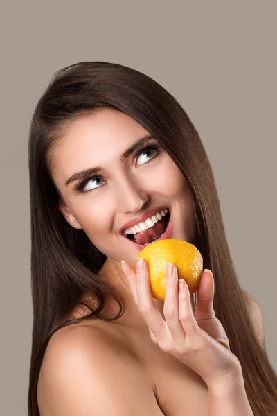 Mulher com limão sobre fundo branco — Fotografia de Stock