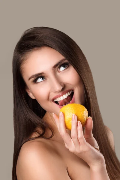 Mujer con limón sobre fondo blanco — Foto de Stock