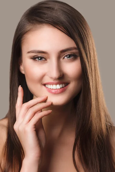 Magnifique portrait de femme. Peau fraîche claire. Isolé sur un blanc. — Photo