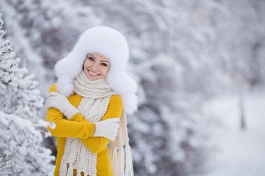 kar üzerinde kabarık beyaz şapkalı güzel kız