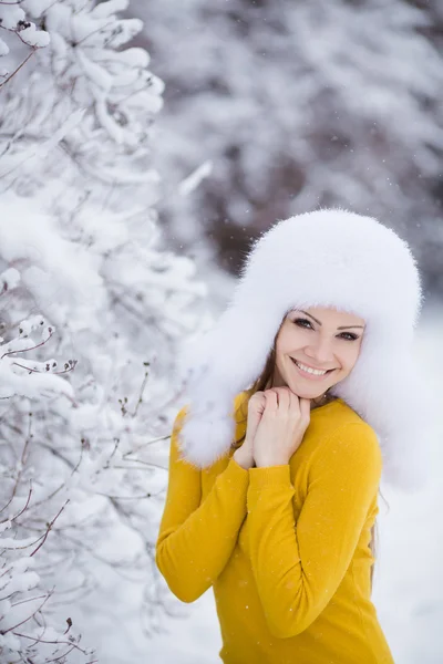 Belle fille dans un chapeau blanc moelleux sur la neige — Photo