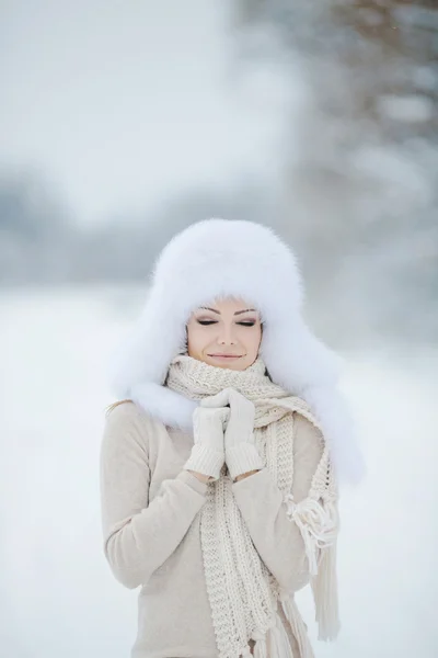 Belle fille dans un chapeau blanc moelleux sur la neige — Photo
