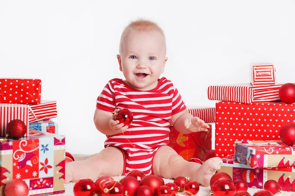 Presentes de bebê na noite de Natal — Fotografia de Stock