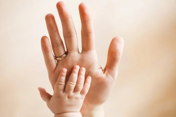 Närbild av barnets hand — Stockfoto