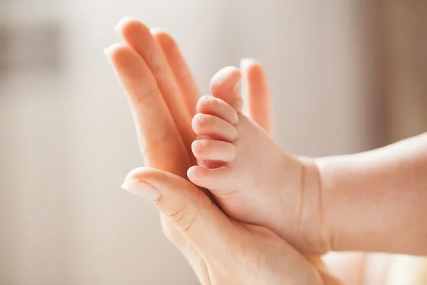 Primer plano de la mano del bebé — Foto de Stock