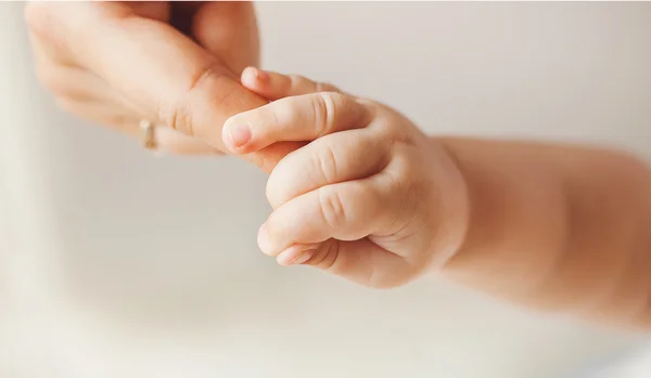 Close-up van baby's hand — Stockfoto