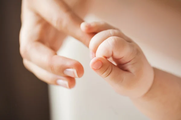 Close-up van baby's hand — Stockfoto