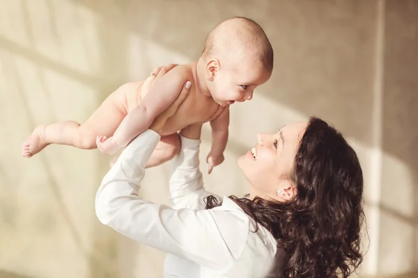 Gelukkig moeder met glimlachende baby — Stockfoto