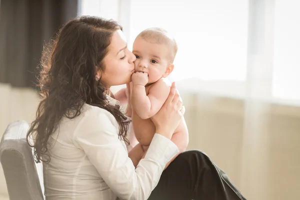 mutlu anne ile gülen bebek