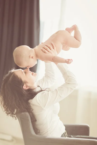 Schöne Mutter und schöne Babe — Stockfoto