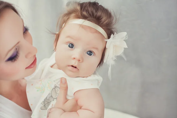 Beautiful mother and beautiful babe — Stock Photo, Image