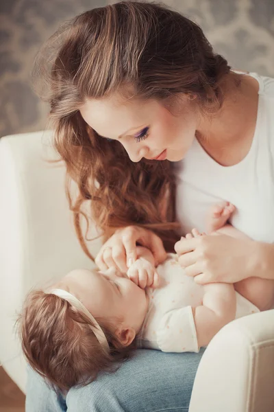 Beautiful mother and beautiful babe — Stock Photo, Image