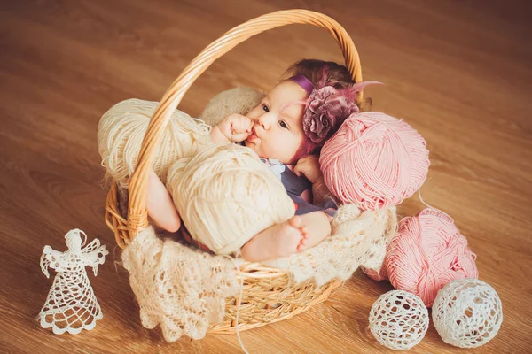 Schöne Mutter und schöne Babe — Stockfoto