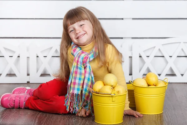 Liten flicka sitter på trave böcker — Stockfoto