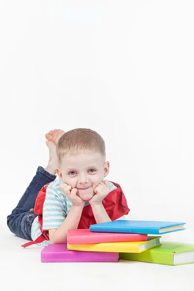 Jongen met boeken op een witte achtergrond — Stockfoto