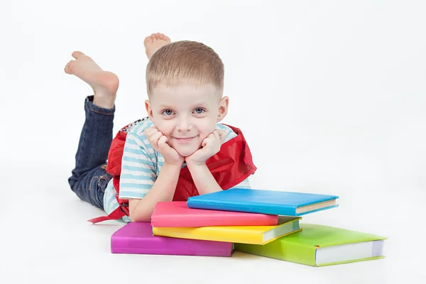 Menino com livros sobre fundo branco — Fotografia de Stock