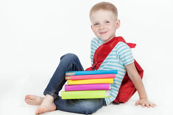 Мальчик с книгами на белом фоне — стоковое фото