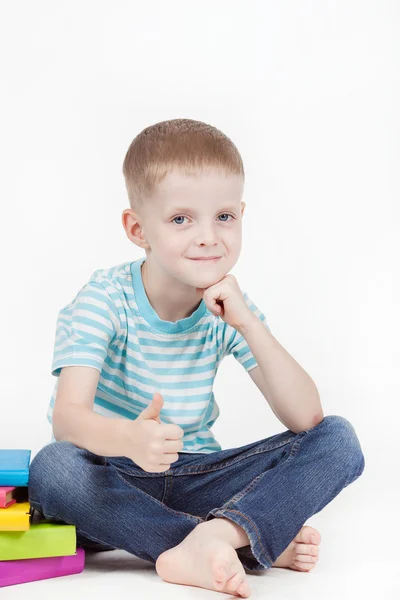 Ragazzo con libri su sfondo bianco — Foto Stock