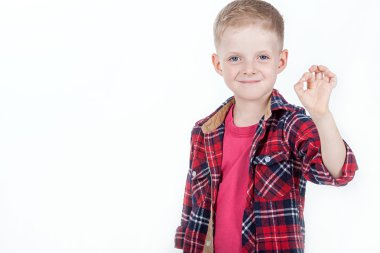 Oğlan siyah hücre içinde kırmızı gömlekli