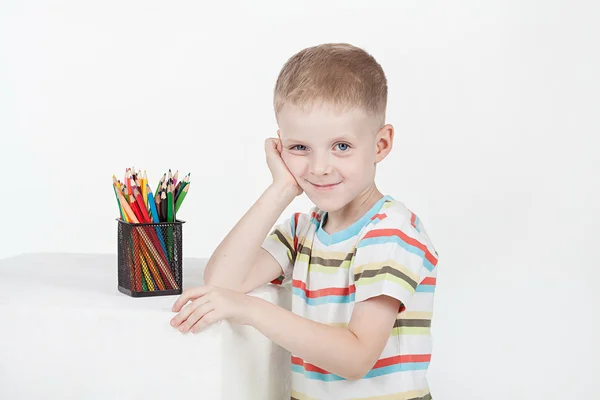 Junge auf weißem Hintergrund — Stockfoto