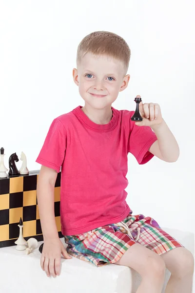 Мальчик с шахматной доской — стоковое фото
