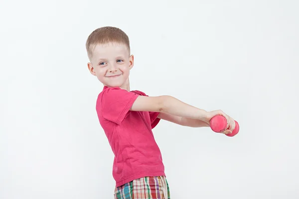赤シャツと赤いダンベルの少年 — ストック写真